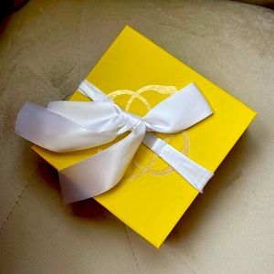 Kendra Scott jewelry gift box